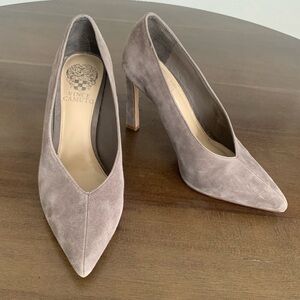 VINCE CAMUTO Setenda Suede Pump